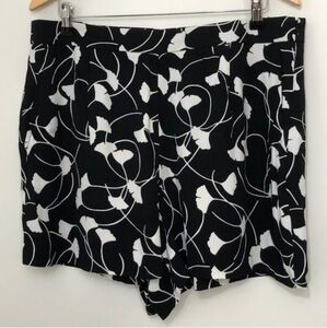 Ann Taylor Dress Shorts - Blk/Wht Floral Ginko Leaf Pattern
